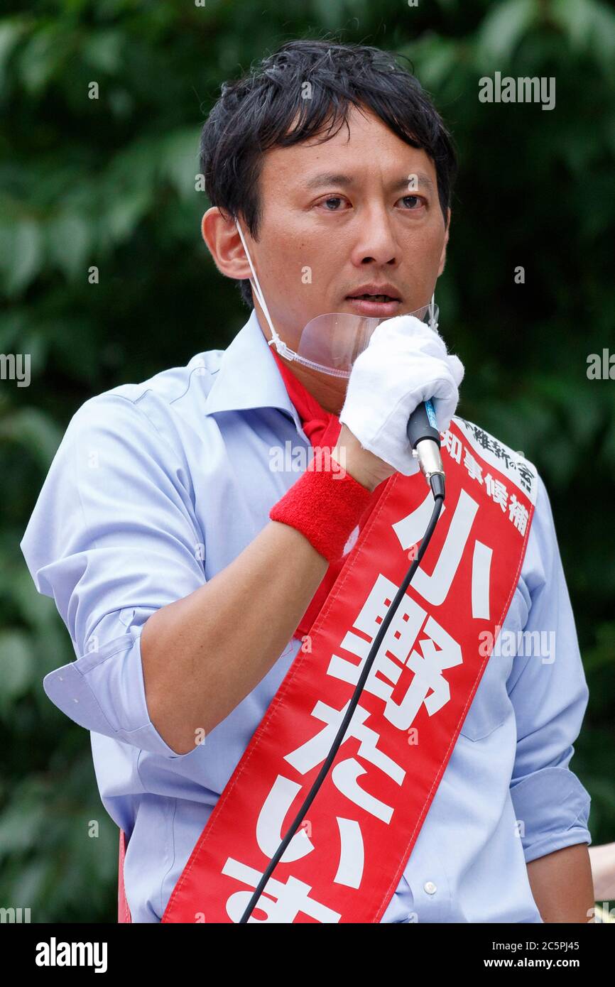 Tokyo, Japon. 4 juillet 2020. Le candidat Taisuke Ono portant un bouclier buccal prononce un discours de rue tout en faisant campagne pour l'élection du gouverneur de demain, près de Ginza. La ville de Tokyo tiendra ses élections de gouverneurs le 5 juillet. Tokyo a signalé 131 nouveaux cas de coronavirus samedi. Credit: Rodrigo Reyes Marin/ZUMA Wire/Alay Live News Banque D'Images