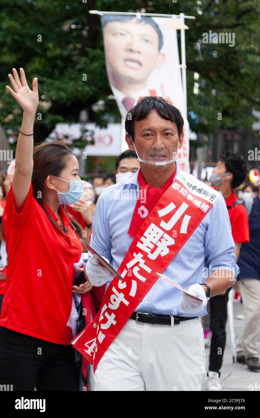 Tokyo, Japon. 4 juillet 2020. Le candidat Taisuke Ono porte un bouclier buccal lors d'une campagne électorale pour l'élection du gouverneur de demain, près de Ginza. La ville de Tokyo tiendra ses élections de gouverneurs le 5 juillet. Tokyo a signalé 131 nouveaux cas de coronavirus samedi. Credit: Rodrigo Reyes Marin/ZUMA Wire/Alay Live News Banque D'Images