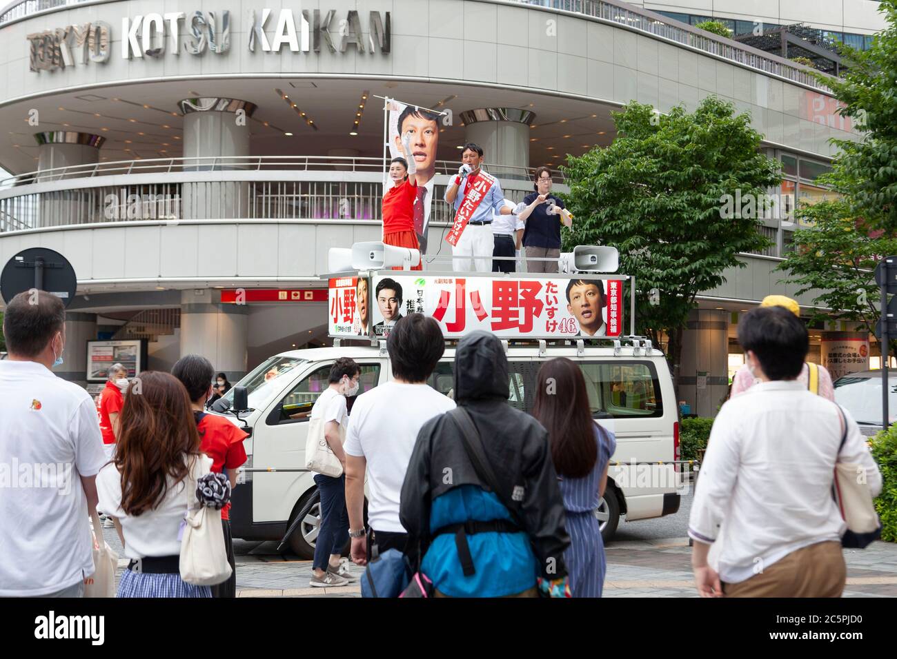 Tokyo, Japon. 4 juillet 2020. Le candidat Taisuke Ono portant un bouclier buccal prononce un discours de rue tout en faisant campagne pour l'élection du gouverneur de demain, près de Ginza. La ville de Tokyo tiendra ses élections de gouverneurs le 5 juillet. Tokyo a signalé 131 nouveaux cas de coronavirus samedi. Credit: Rodrigo Reyes Marin/ZUMA Wire/Alay Live News Banque D'Images