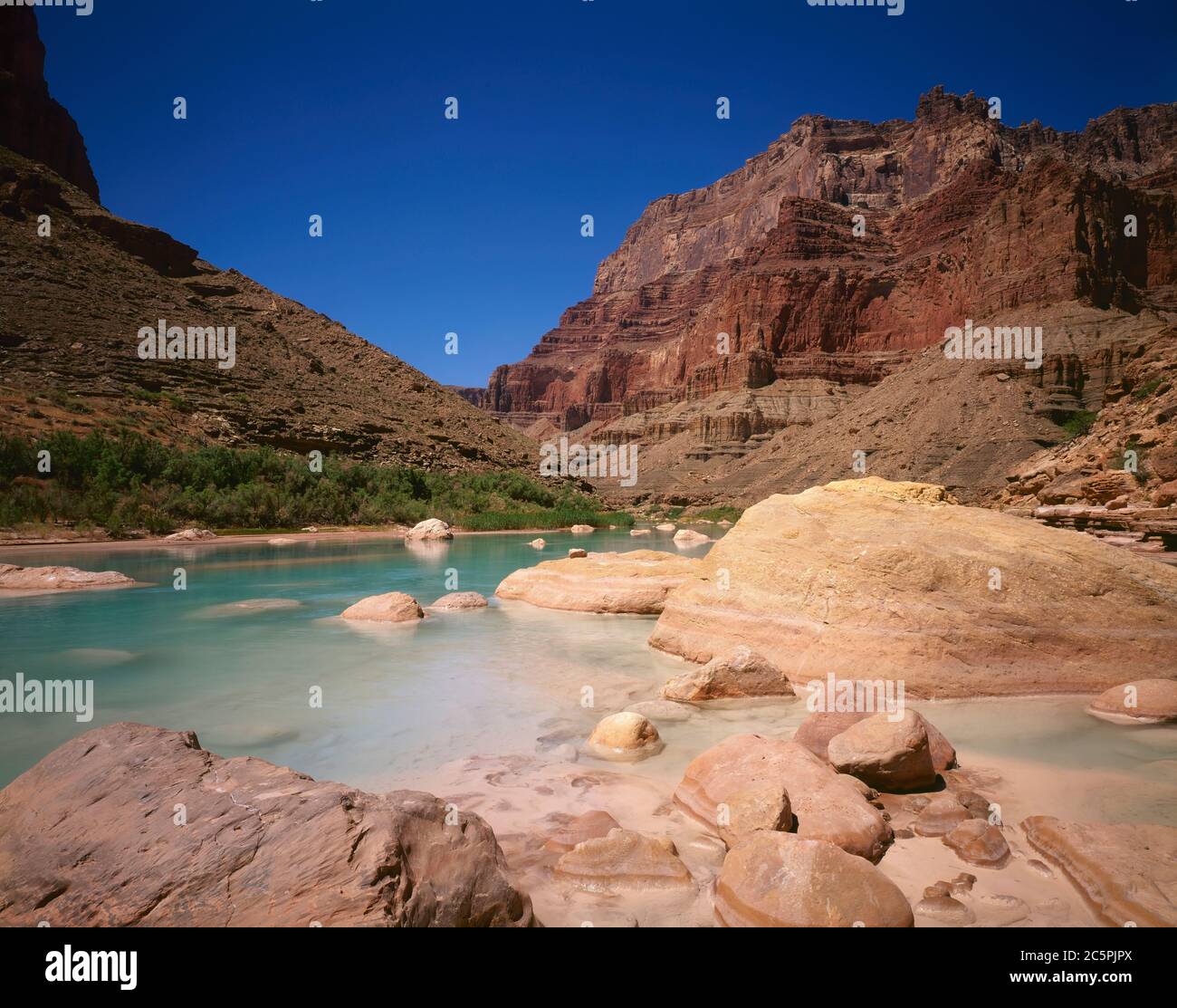 Parc national du Grand Canyon AZ (rive sud) / MAY les tepeats à l'eau sculptés s'élèvent dans le petit fleuve Colorado coloré en bleu aquatique, sous Chuar butte Banque D'Images