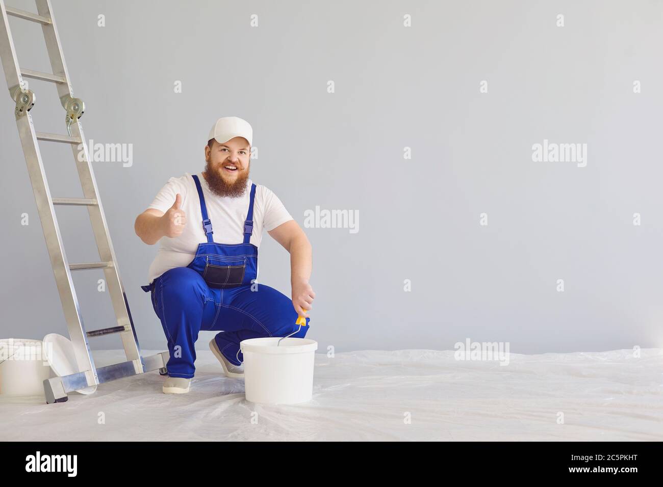 Peinture De Peintre Drole De Peintre Masculin Avec Un Skateur A Roulettes Debout Peintures En Arriere Plan Photo Stock Alamy