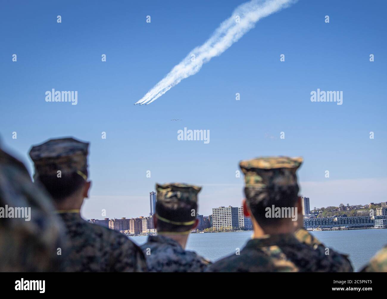 Manhattan, États-Unis d'Amérique. 29 avril 2020. NEW YORK (28 avril 2020) l'Escadron de démonstration de vol de la Marine américaine, les Blue Angels et l'Escadron de démonstration aérienne de la Force aérienne américaine, les Thunderbirds, rendent hommage aux intervenants et aux travailleurs essentiels de première ligne du COVID-19 qui ont un vol de formation au-dessus de la ville de New York. La formation de six avions F/A-18 C/D Hornet et de six faucon F-16 C/D de combat, font des autoponts un hommage collaboratif aux travailleurs de la santé, aux premiers intervenants, aux militaires et à d'autres membres du personnel essentiel. Crédit: Groupe médias de tempêtes/Alay Live News Banque D'Images