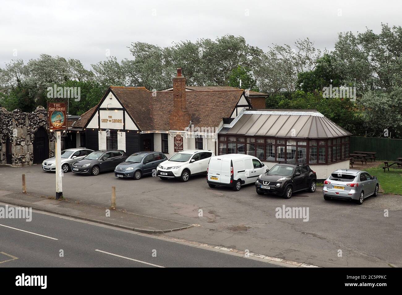 Sheerness, Kent, Royaume-Uni. 4 juillet 2020. Un pub local unique, le « Shhip on Shore » de Sheerness, dans le Kent, avec une grotte inhabituelle, a rouvert aujourd'hui le « Super Saturday ». Beaucoup de petits pubs indépendants ont été durement touchés par le verrouillage. Crédit : James Bell/Alay Live News Banque D'Images