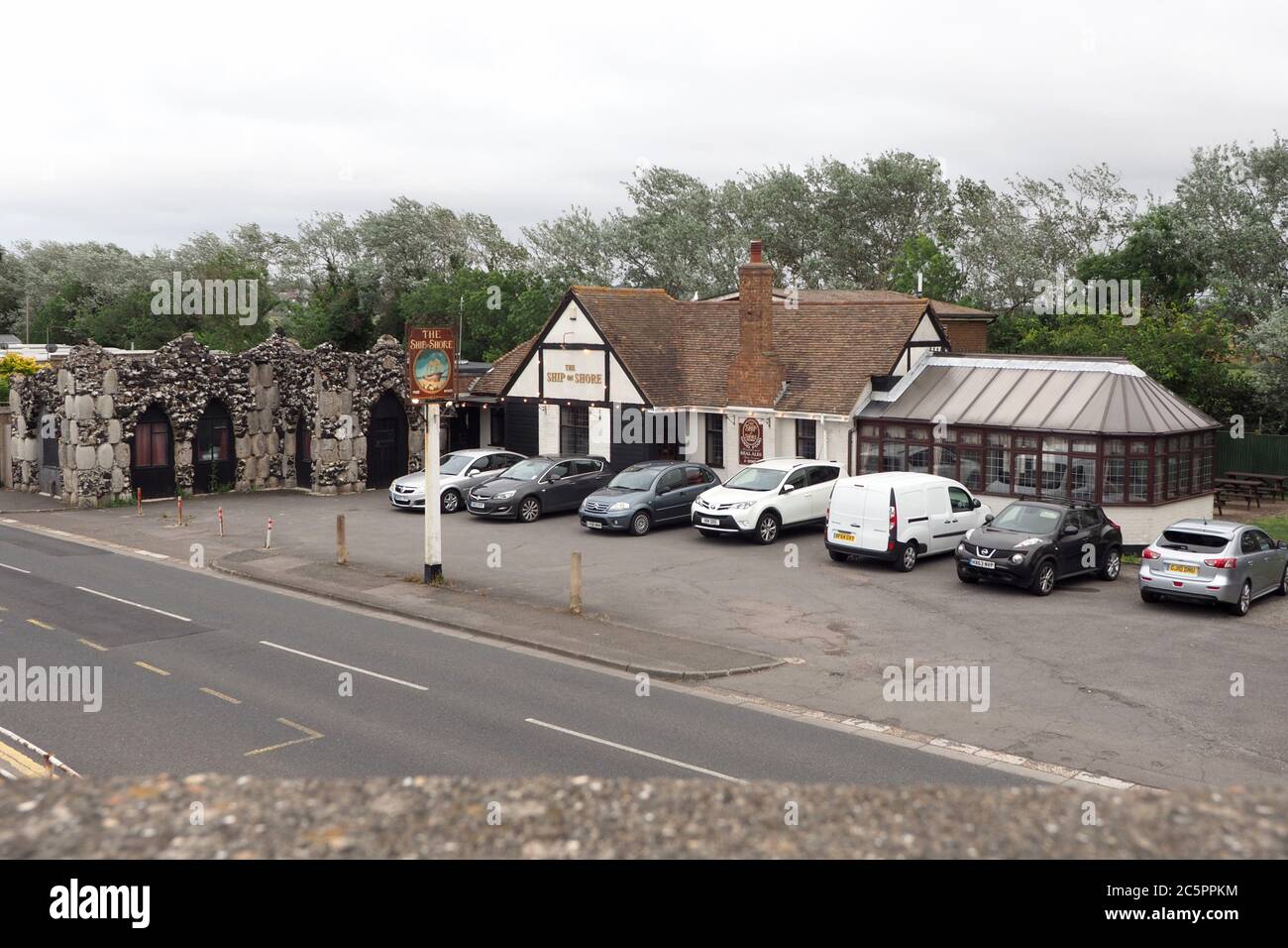 Sheerness, Kent, Royaume-Uni. 4 juillet 2020. Un pub local unique, le « Shhip on Shore » de Sheerness, dans le Kent, avec une grotte inhabituelle, a rouvert aujourd'hui le « Super Saturday ». Beaucoup de petits pubs indépendants ont été durement touchés par le verrouillage. Crédit : James Bell/Alay Live News Banque D'Images