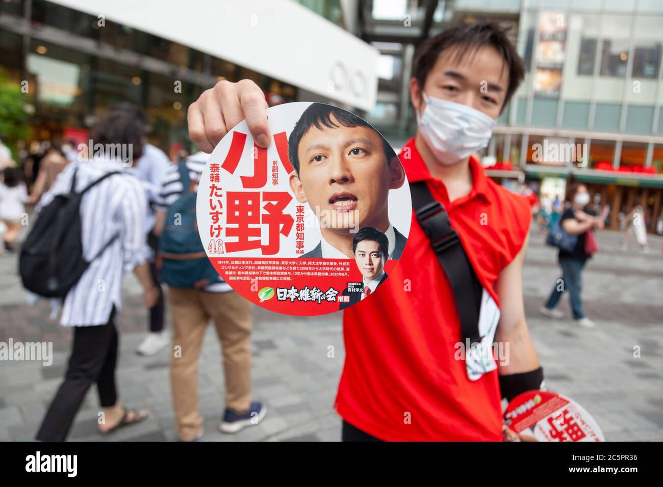 Tokyo, Japon. 4 juillet 2020. Un membre du personnel distribue de la propagande au candidat Taisuke Ono lors de son événement de campagne pour l'élection du gouverneur de demain, près de Ginza. La ville de Tokyo tiendra ses élections de gouverneurs le 5 juillet. Tokyo a signalé 131 nouveaux cas de coronavirus samedi. Credit: Rodrigo Reyes Marin/ZUMA Wire/Alay Live News Banque D'Images