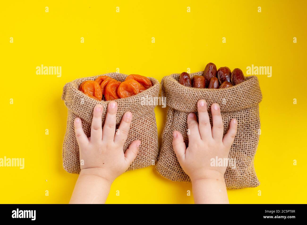 Abricots séchés fruits et dattes dans des sacs de toile. Concept de nutrition saine Banque D'Images