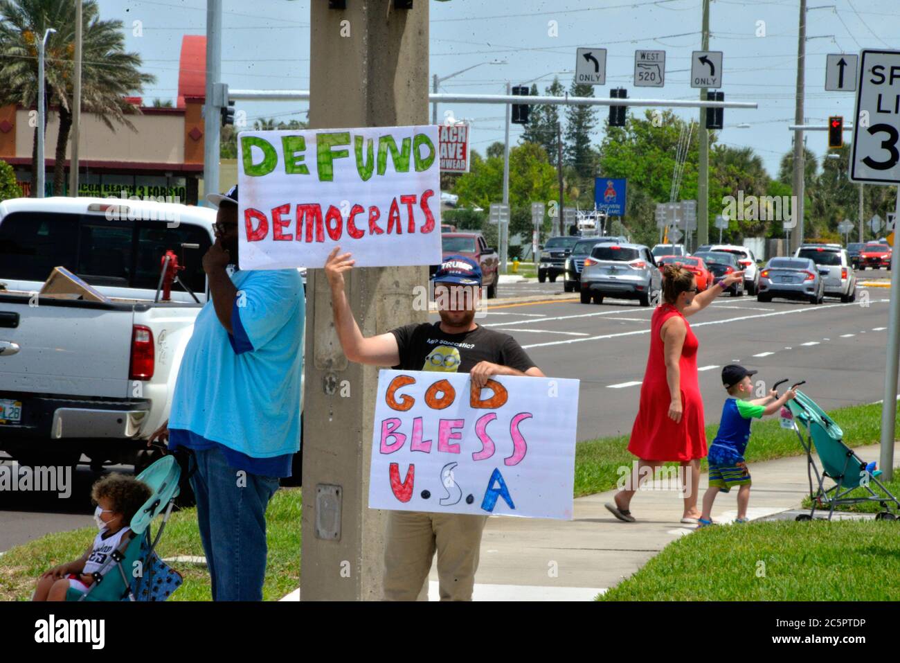 Cocoa Beach. Floride. ÉTATS-UNIS. 4 juillet 2020. Un petit groupe de Trump pour le président 2020 a organisé un événement de drapeaux sur la route A1A de l'État ce week-end de vacances. Utiliser un mégaphone pour diffuser des slogans politiques au passage des fêtes. Crédit photo : Julian Leek/Alay Live News Banque D'Images