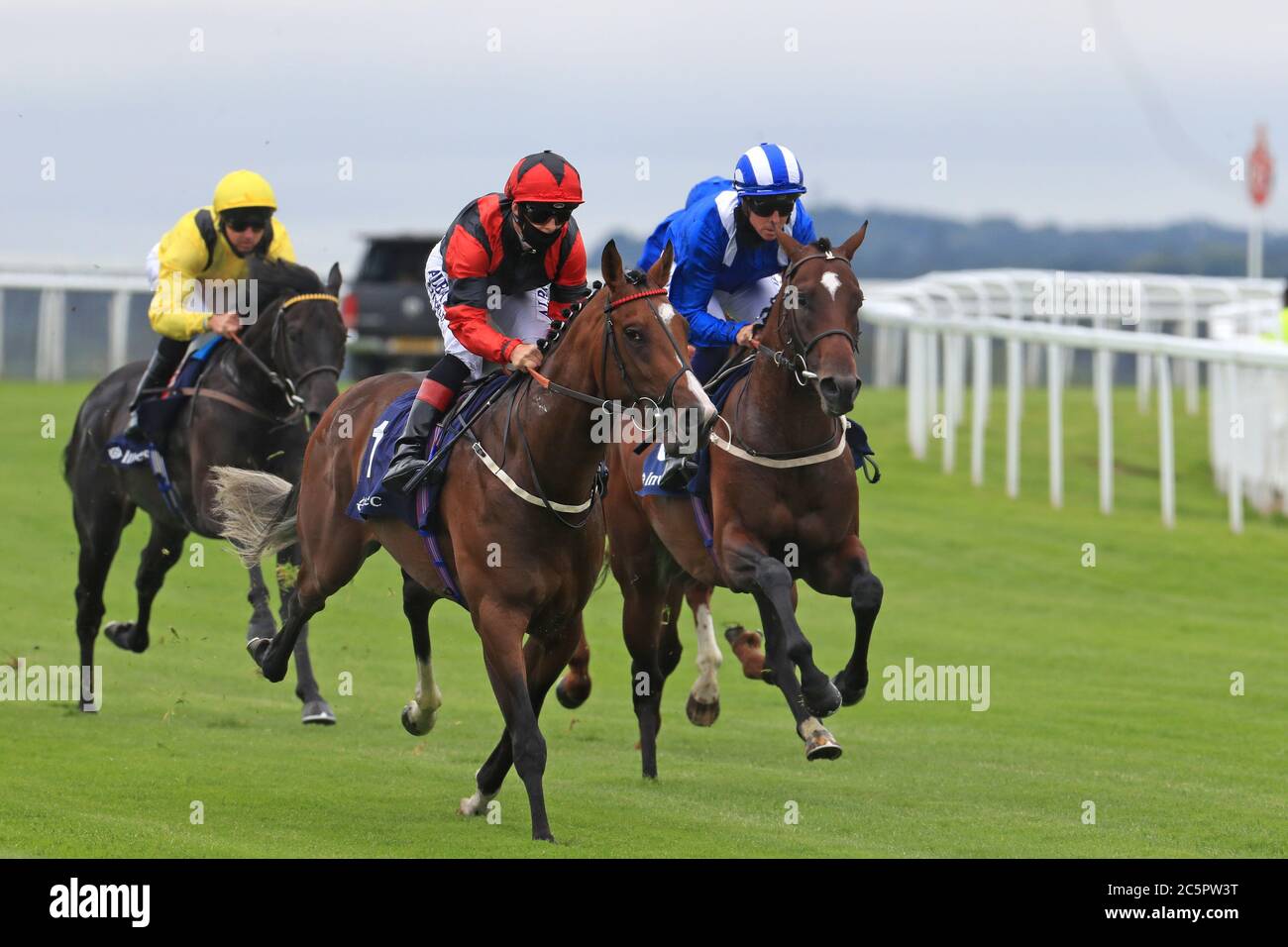 EPSOM, ANGLETERRE. 4 JUILLET - Inhaler avec le jockey BA Curtis dirige Mutazawed et Twaasol sur Epsom Downs pendant les enjeux investis Woodcote EBF et a été contesté par des portes fermées en raison de la pandémie COVID-19 (crédit: Jon Bromley | MI News) crédit: MI News & Sport /Alay Live News Banque D'Images