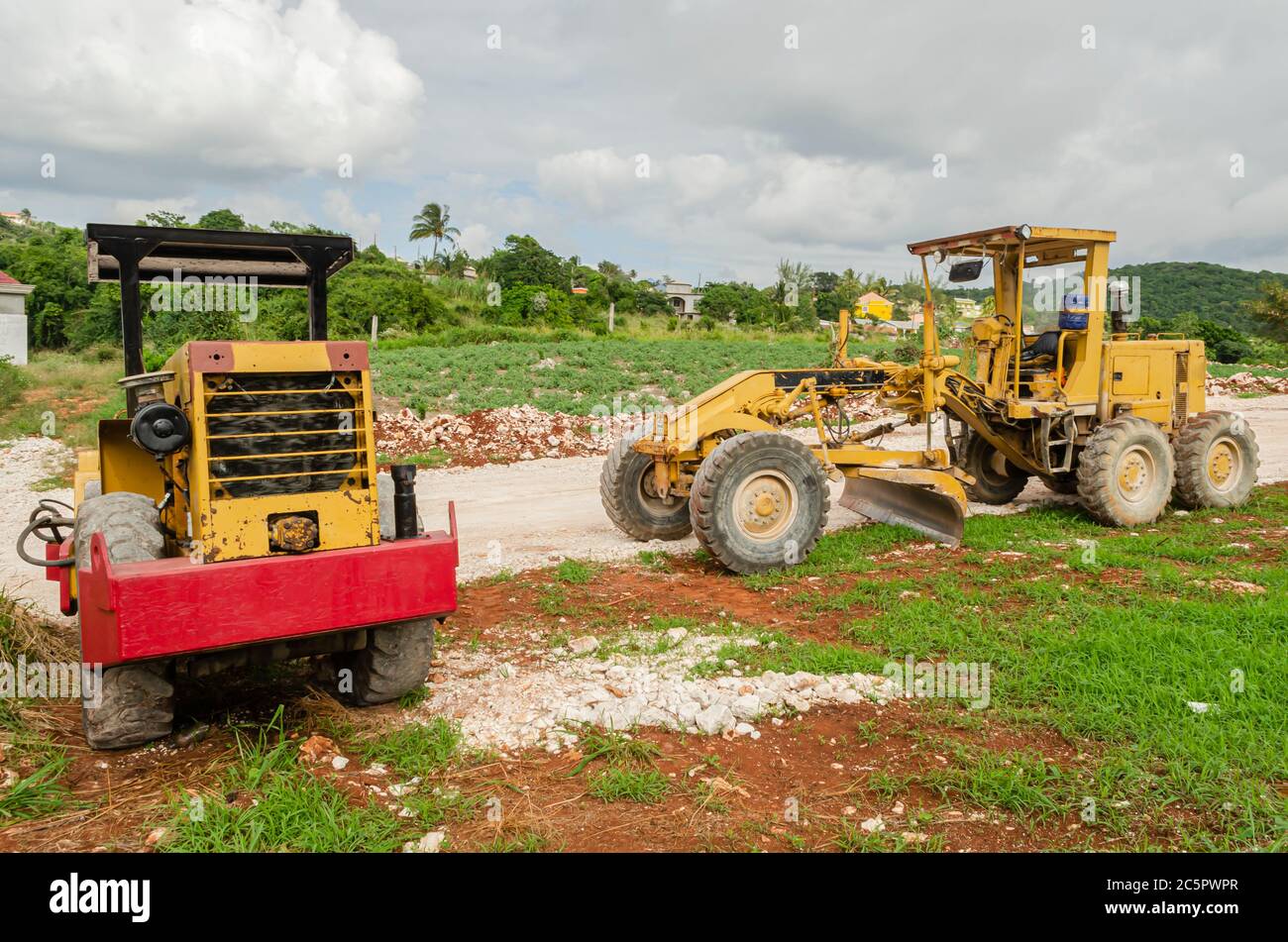 Niveleuse et compacteur à rouleaux sur le chantier de construction ...