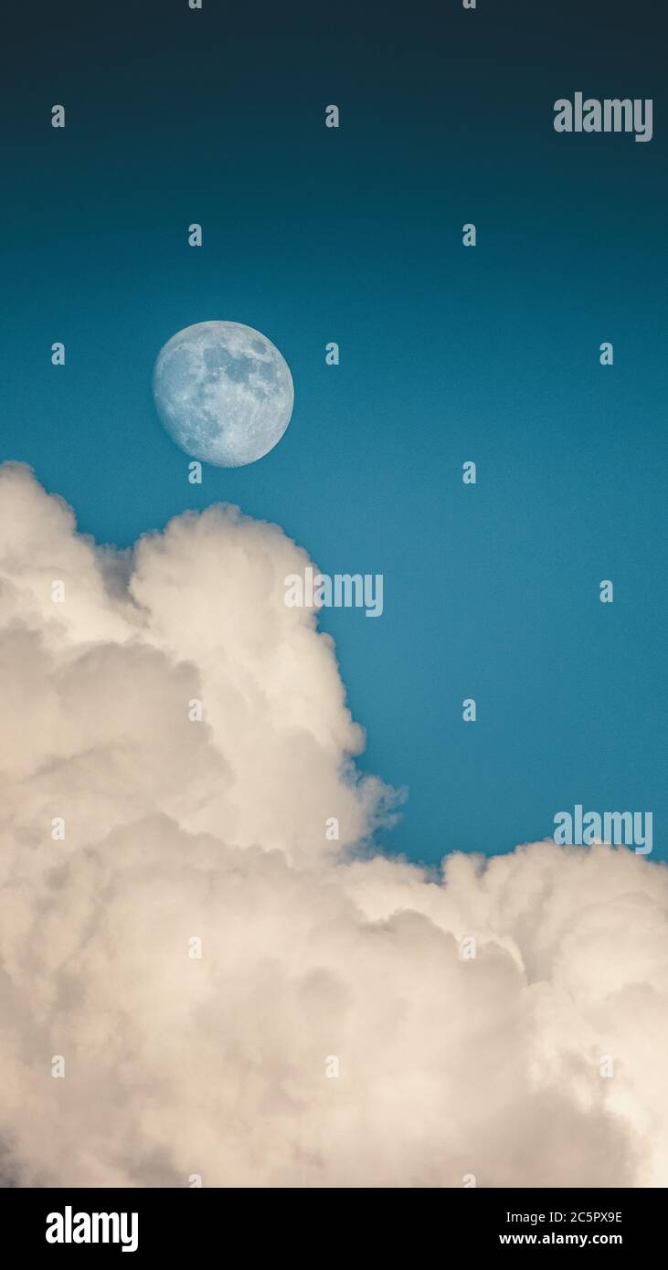 Belle photo d'un ciel nocturne avec des nuages, pleine lune lumineuse ferait un arrière-plan superbe. Ciel nocturne avec grande lune. Belle nature utilisation comme Banque D'Images