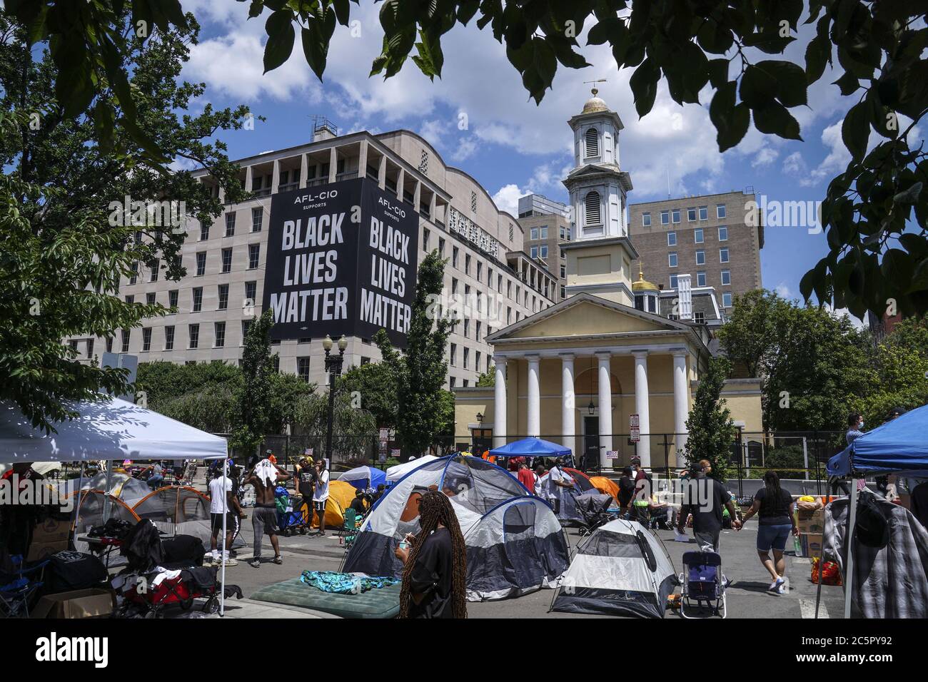 Washington, États-Unis. 04e juillet 2020. Les gens passent par les tentes de Black Lives Matter Plaza le samedi 4 juillet 2020 à Washington, DC. Le soir du 3 juillet, les activistes ont installé des tentes et ont l'intention d'occuper la place. Photo de Leigh Vogel/UPI crédit: UPI/Alay Live News Banque D'Images