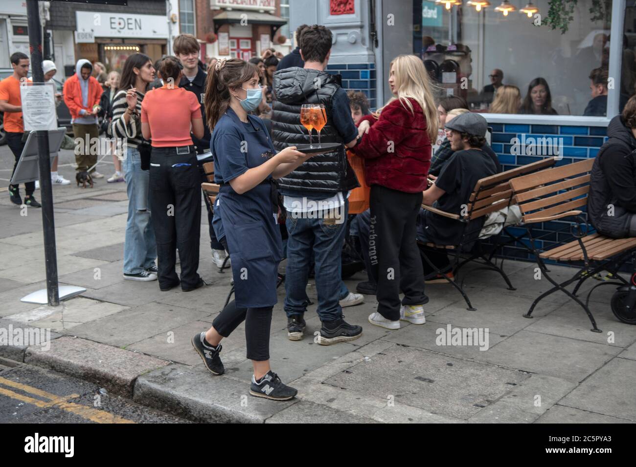 Table Service Super Saturday, Londres 4 juillet 2020. Les bars et pubs rouvrent avec restrictions en place, social distance, service de table, nombre limité de buveurs au bar. Le service de table de serveuse du bar Portobello Road Gin. 2020 UK HOMER SYKES Banque D'Images