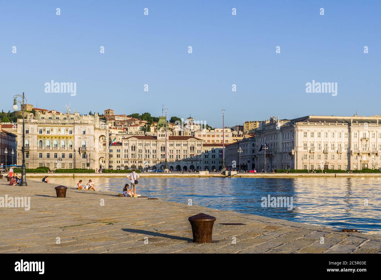 Trieste, Italie (27 juin 2020) - la place centrale de la Piazza Unità d'Italia, représentée de Molo Audace au coucher du soleil Banque D'Images