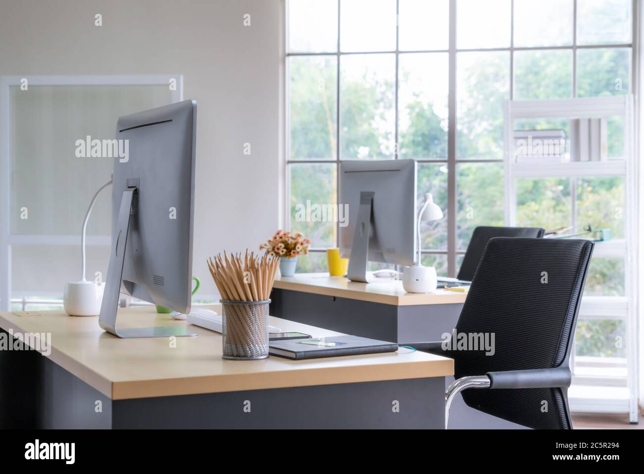 PC de bureau dans les petits bureaux modernes ou à domicile. Banque D'Images