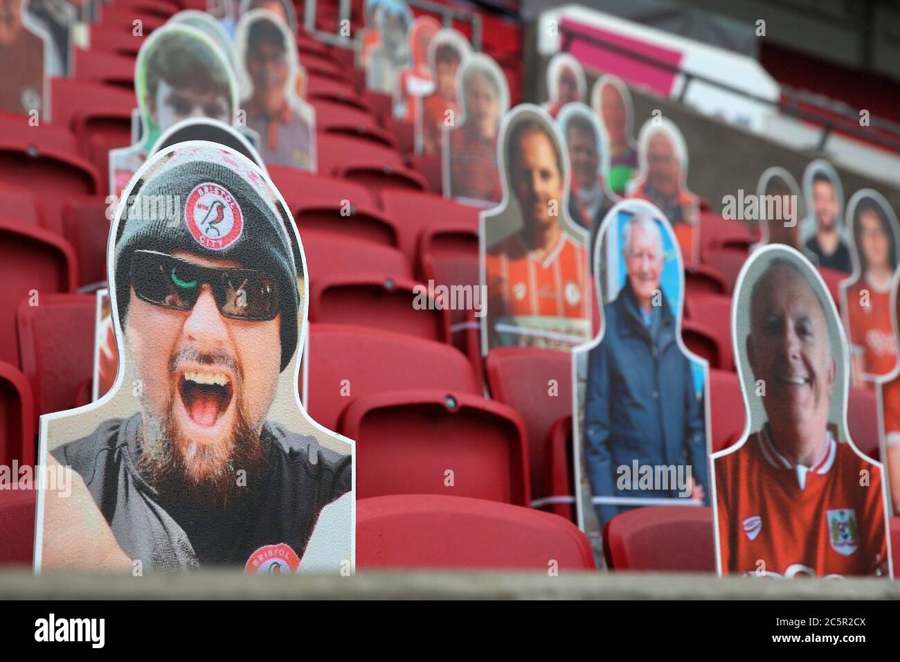 Bristol, Royaume-Uni. 04e juillet 2020. Des découpes en carton des fans de Bristol City sont à votre place. Match de championnat EFL Skybet, Bristol City et Cardiff City au stade Ashton Gate de Bristol le samedi 4 juillet 2020. Cette image ne peut être utilisée qu'à des fins éditoriales. Usage éditorial uniquement, licence requise pour un usage commercial. Aucune utilisation dans les Paris, les jeux ou les publications d'un seul club/ligue/joueur. photo par Andrew Orchard/Andrew Orchard sports Photography/Alamy Live News crédit: Andrew Orchard sports Photography/Alamy Live News Banque D'Images