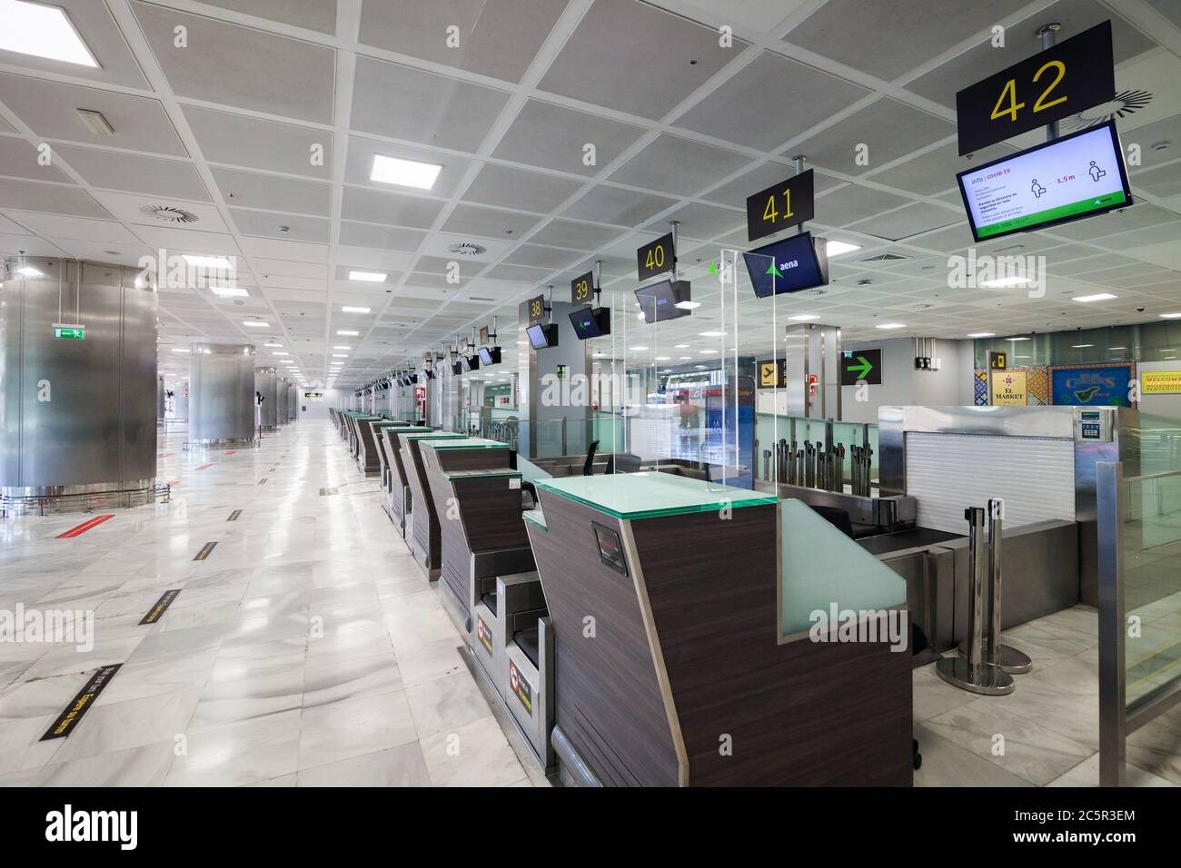 Vider les comptoirs d'enregistrement inutilisés, les ceintures de dépôt des bagages à l'aéroport de Tenerife Sud, la zone des départs, en raison des restrictions de voyage liées à l'épidémie de coronavirus Covid-19. Banque D'Images