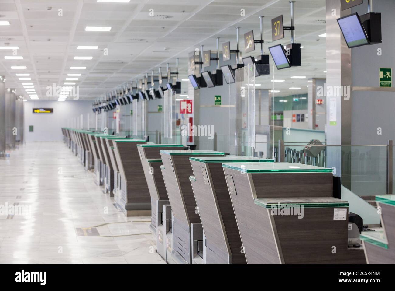 Vider le terminal inutilisé, Lonuge, comptoirs d'enregistrement à l'aéroport de Tenerife Sud, zone des départs, en raison des restrictions de voyage liées à l'épidémie de coronavirus Covid-19. Banque D'Images