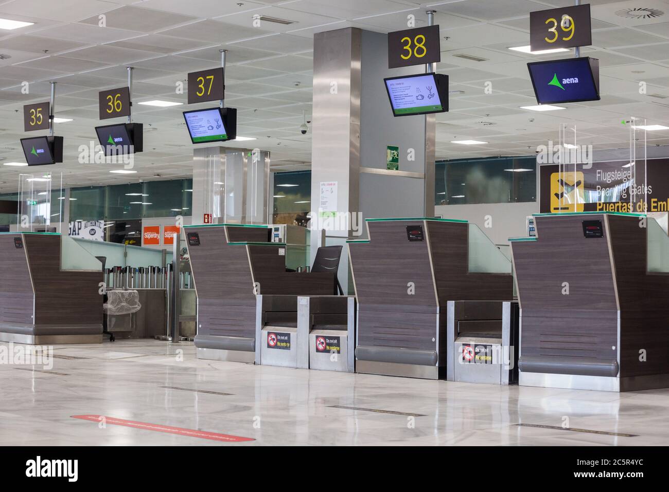 Vider les comptoirs d'enregistrement inutilisés, les ceintures de dépôt des bagages à l'aéroport de Tenerife Sud, la zone des départs, en raison des restrictions de voyage liées à l'épidémie de coronavirus Covid-19. Banque D'Images