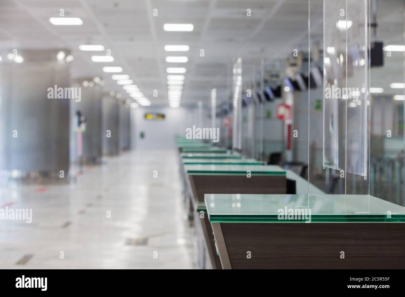 Vider le terminal inutilisé, Lonuge, comptoirs d'enregistrement à l'aéroport de Tenerife Sud, zone des départs, en raison des restrictions de voyage liées à l'épidémie de coronavirus Covid-19. Banque D'Images