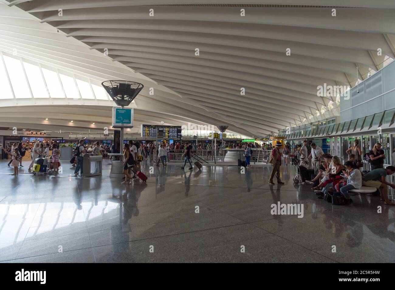 Voyageurs dans le nouveau terminal de l'aéroport de Bilbao (BIO) dans le pays basque espagnol. Banque D'Images