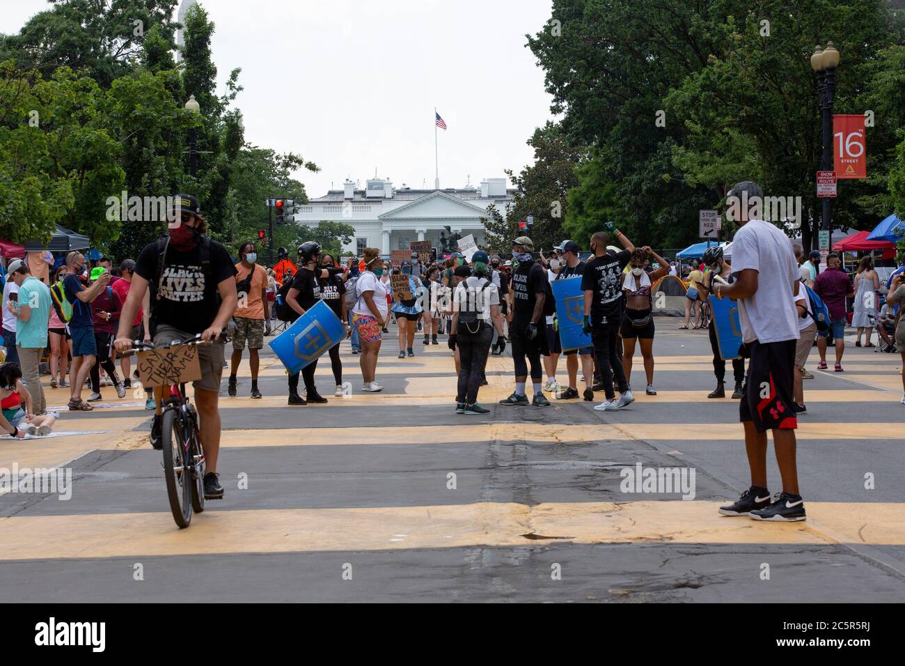 Washington, DC, États-Unis. 4 juillet 2020. Des manifestants se rassemblent sur la Black Lives Matter Plaza à Washington, DC, États-Unis, le samedi 4 juillet 2020. En raison de préoccupations liées au coronavirus, de nombreux fonctionnaires ont exhorté les gens à rester chez eux pour les célébrations du 4 juillet. Credit: Stefani Reynolds/CNP | usage dans le monde crédit: dpa/Alay Live News Banque D'Images