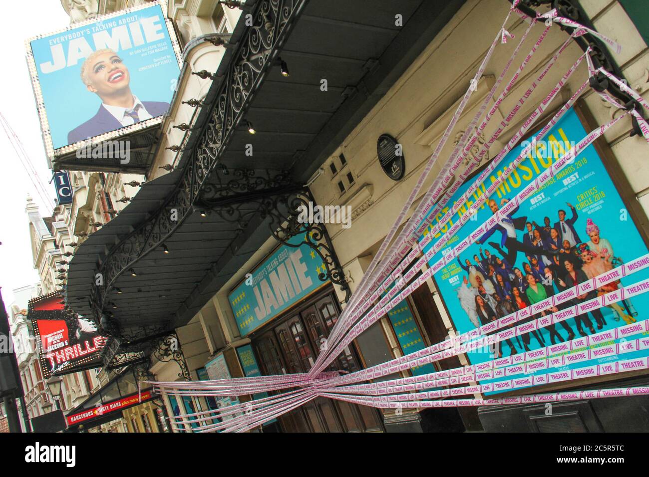 Londres, Royaume-Uni - 4 juillet 2020 : un panneau publicitaire de Jamie The musical vu au-dessus de l'Apollo Theatre qui a été exploité pour la campagne de théâtre de Missinglive. Certains théâtres de tout le pays ont été drapés dans la bande lors du lancement de la campagne #MissingLiveTheater par Scene change, le collectif des designers de théâtre britannique. Cette situation fait suite à un conseil selon lequel son équipe de 400 travailleurs occasionnels serait mise à pied dans une démarche qui serait inévitable, car la crise de Covid-19 continue de faire perdre des emplois dans tout le paysage du théâtre britannique. Banque D'Images