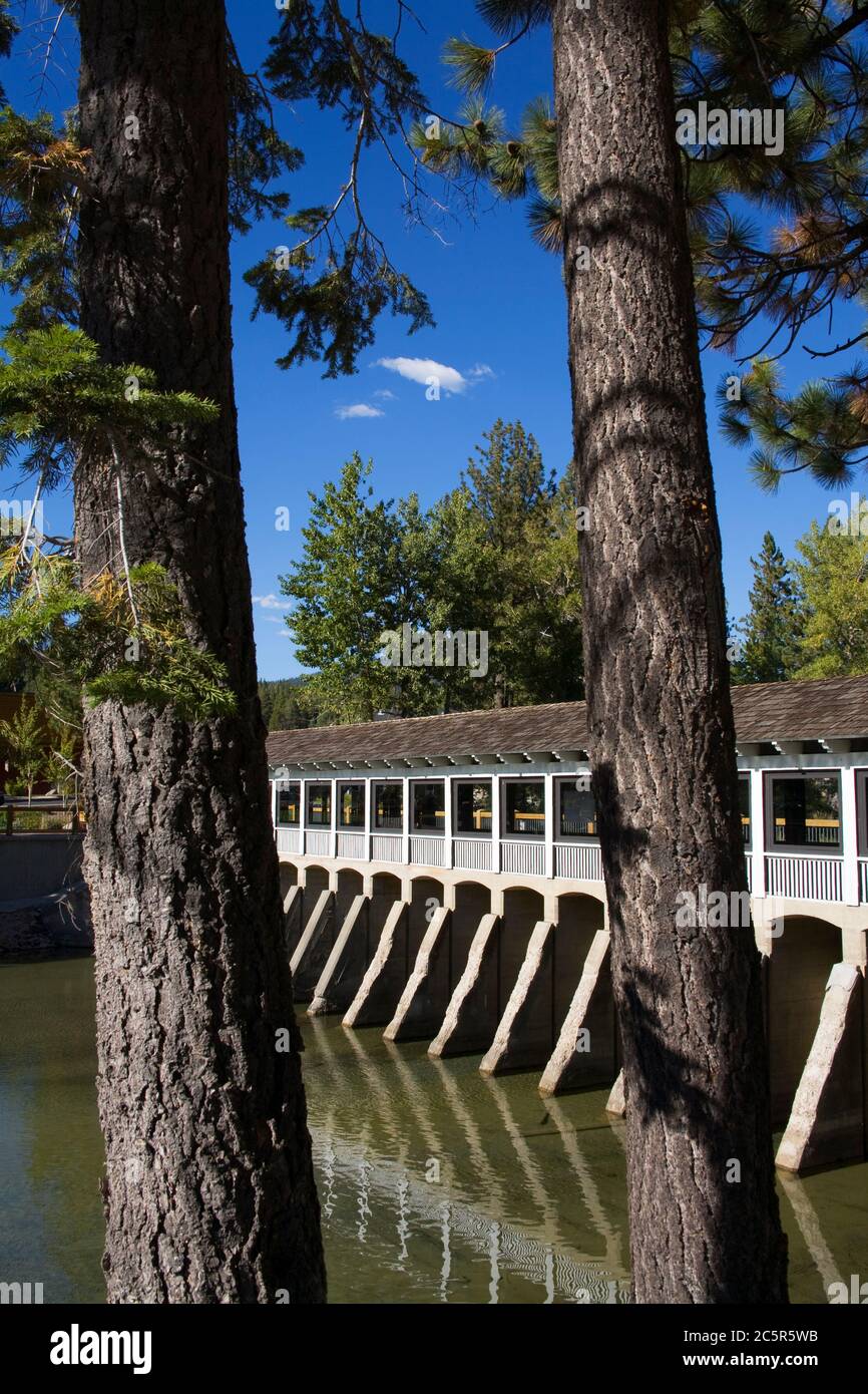 Tahoe City barrage sur la rivière Truckee, Lake Tahoe, California, USA Banque D'Images