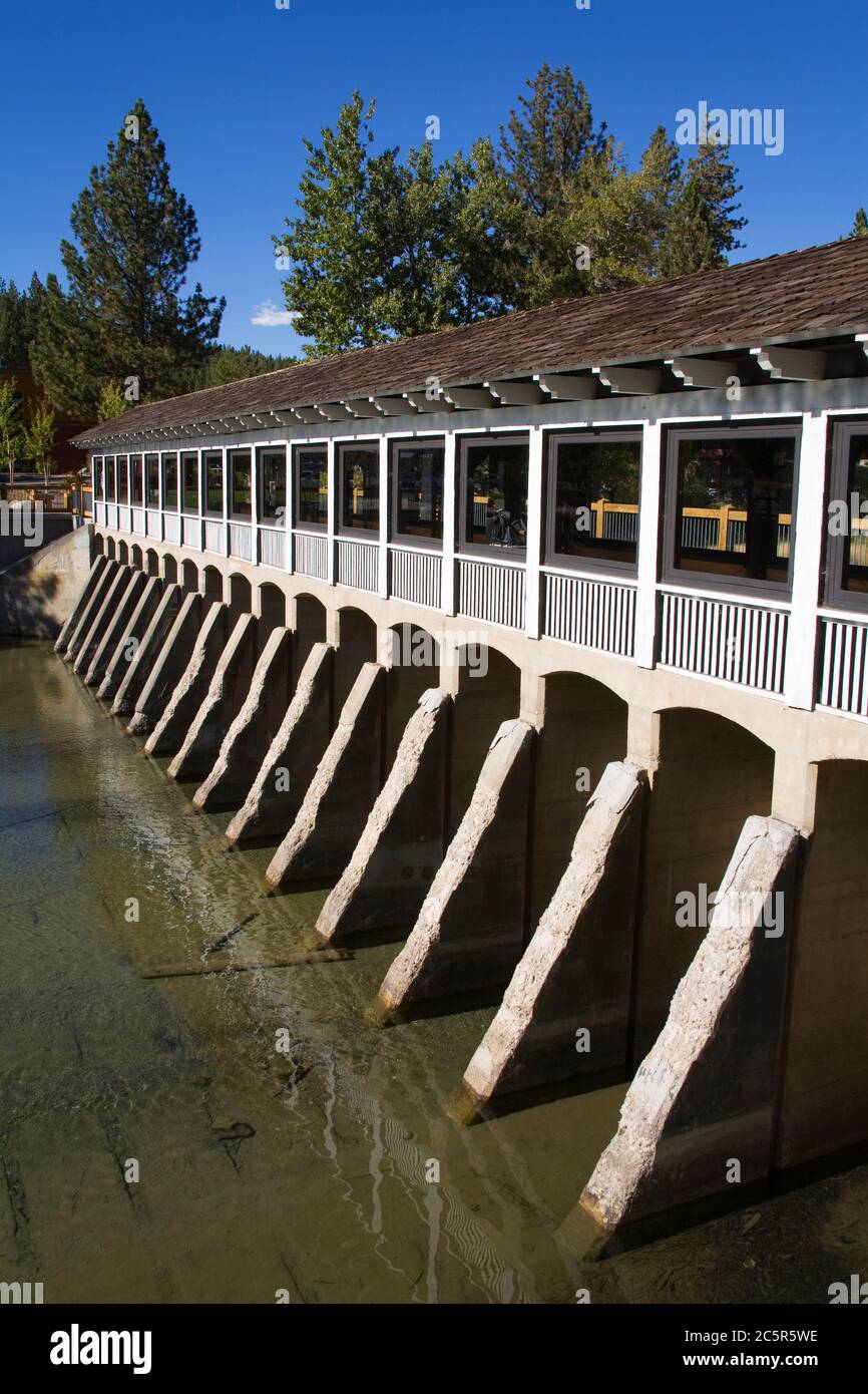 Tahoe City barrage sur la rivière Truckee, Lake Tahoe, California, USA Banque D'Images