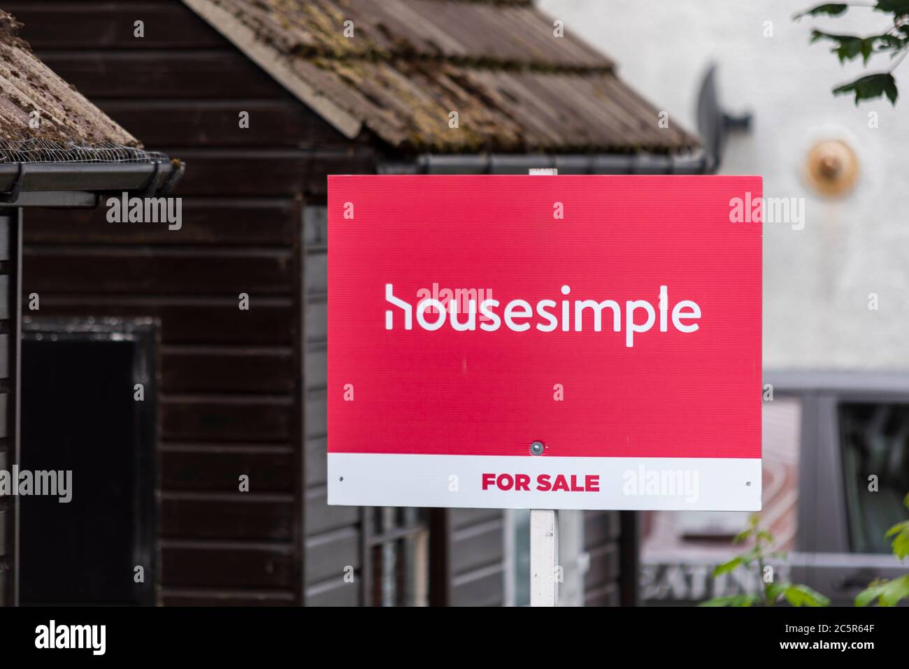 Housesimple agent immobilier à vendre panneau à Southend on Sea, Essex, Royaume-Uni. Marché immobilier en ligne affaires immobilières. Panneau minimaliste Banque D'Images