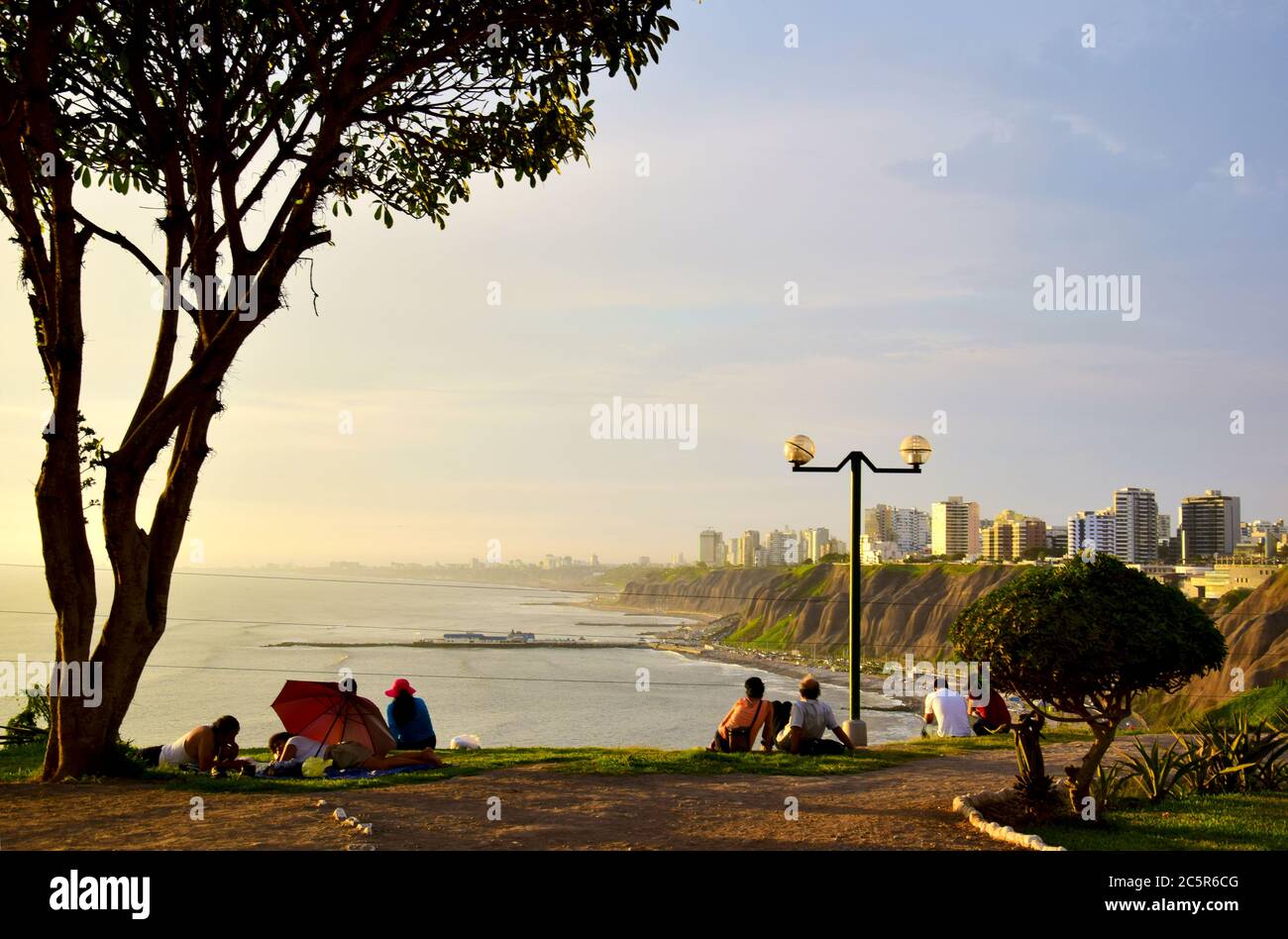 Les gens regardant la côte au coucher du soleil à Lima, pérou Banque D'Images