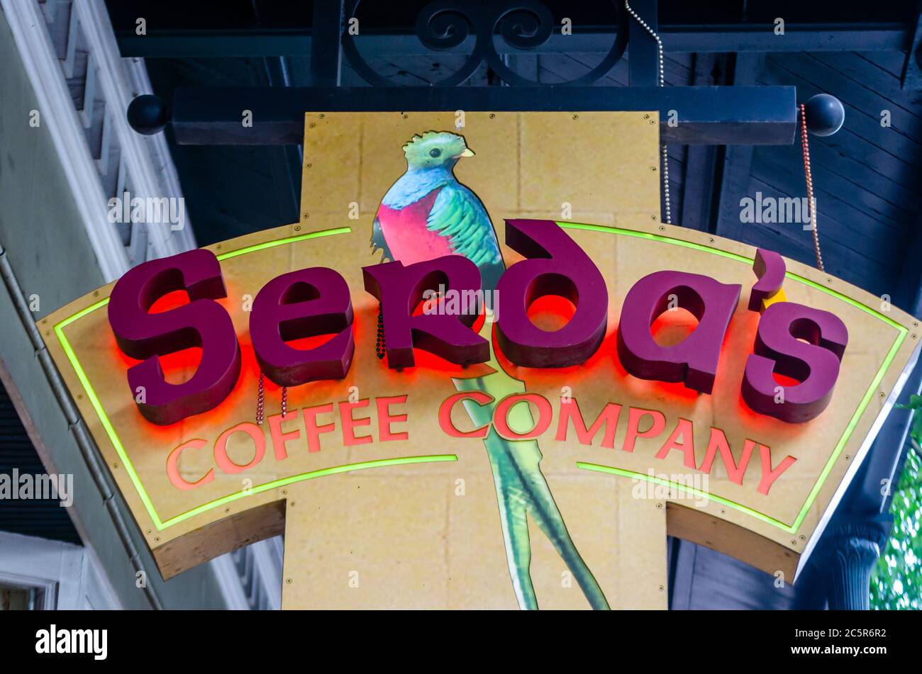L’enseigne de Serda’s Coffee Company est illustrée, le 3 juillet 2020, à Mobile, Alabama. Le logo présente l'oiseau quetzal coloré. Banque D'Images