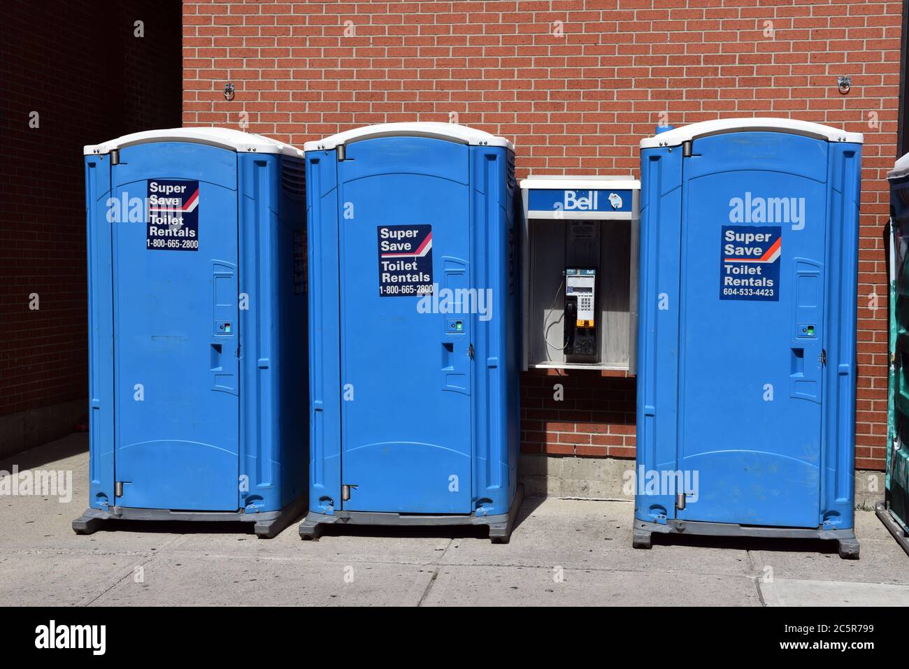 Ottawa, Canada - le 4 juillet 2020 : toilettes portatives disponibles au public dans le marché By, une attraction touristique majeure. La ville a récemment Banque D'Images