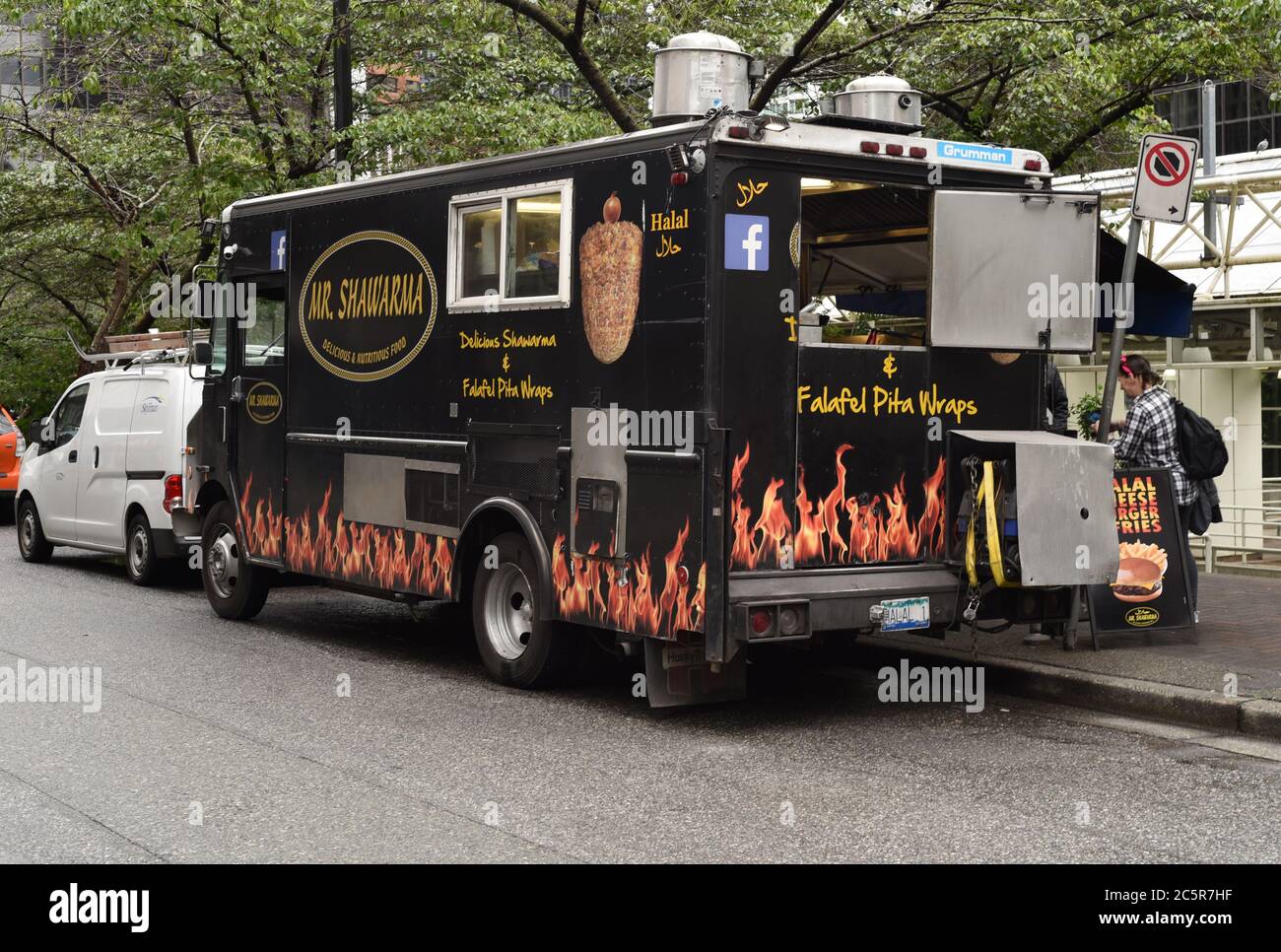 Un camion alimentaire M. Shawarma stationné au centre-ville de Vancouver, en Colombie-Britannique, le Canada vend des enveloppements Shawarma et Falafel Pita. Banque D'Images