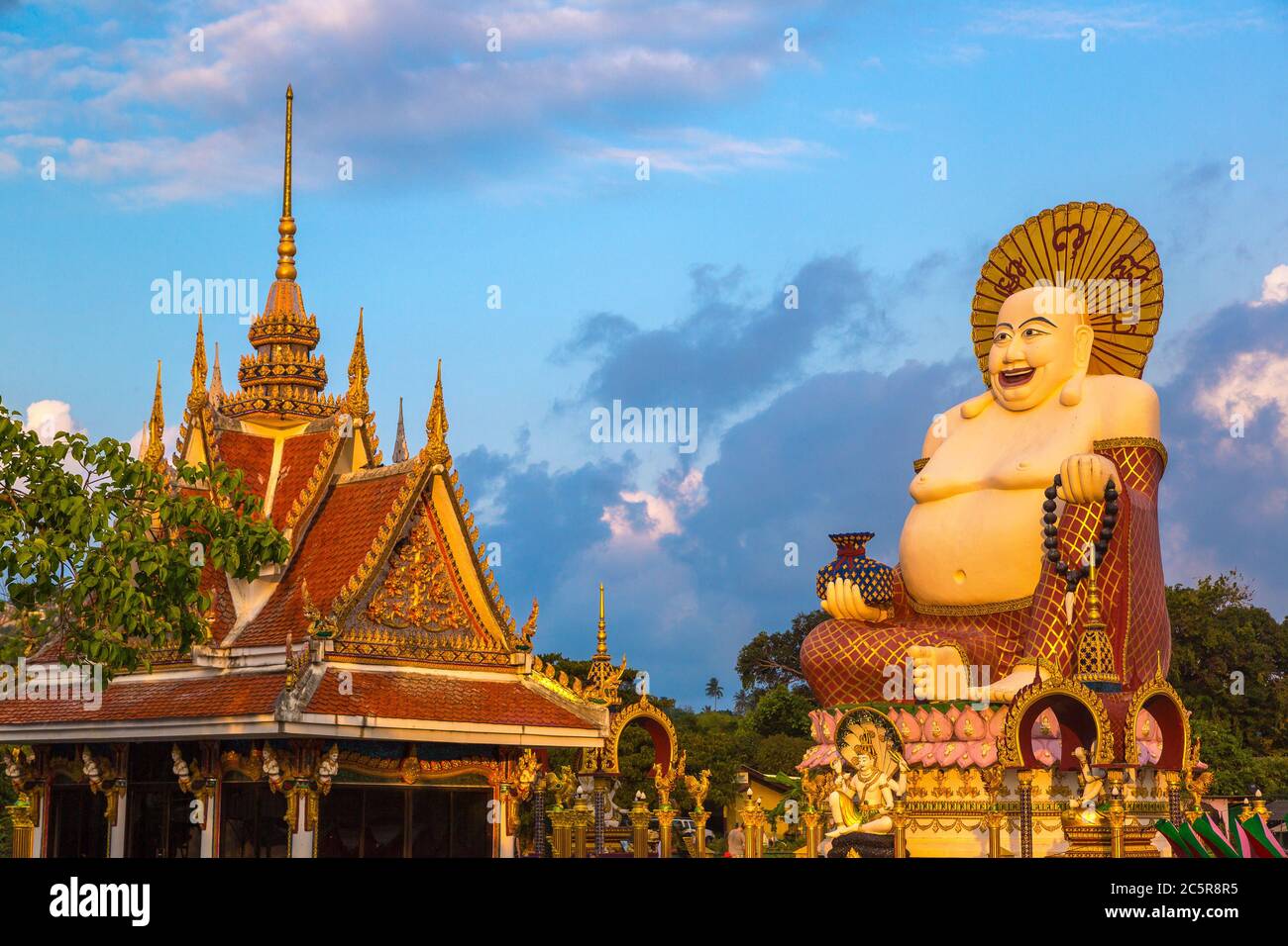 Statue de bouddha géant souriant ou heureux au temple de Wat Plai Laem, Samui, Thaïlande en été Banque D'Images