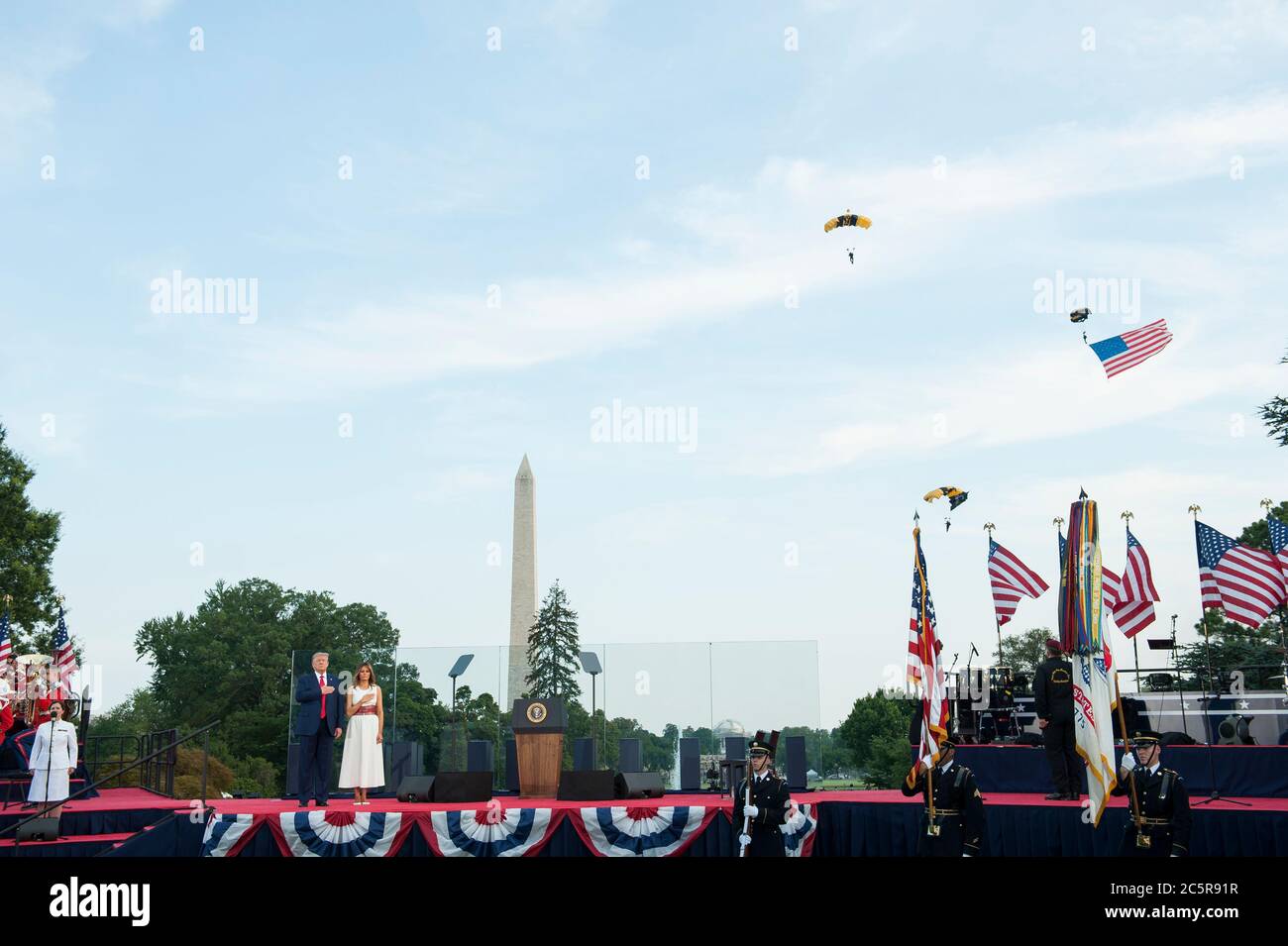 Le président Donald Trump et la première dame Melania Trump regardent l'équipe de parachutisme de l'armée américaine, également connue sous le nom de « Chevaliers d'or » descendre sur l'Elipse alors qu'ils organisent leur événement « chute en Amérique » à la Maison Blanche à Washington, DC., le samedi 4 juillet 2020. (Photo de Rod Lamkey Jr./SIPA USA) crédit: SIPA USA/Alay Live News Banque D'Images