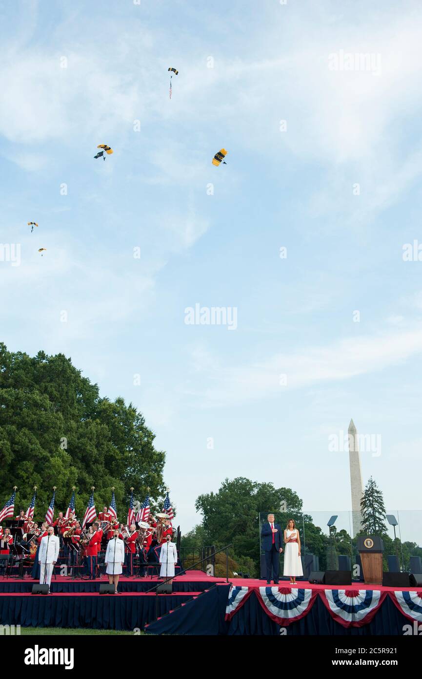Le président Donald Trump et la première dame Melania Trump regardent l'équipe de parachutisme de l'armée américaine, également connue sous le nom de « Chevaliers d'or » descendre sur l'Elipse alors qu'ils organisent leur événement « chute en Amérique » à la Maison Blanche à Washington, DC., le samedi 4 juillet 2020. (Photo de Rod Lamkey Jr./SIPA USA) crédit: SIPA USA/Alay Live News Banque D'Images