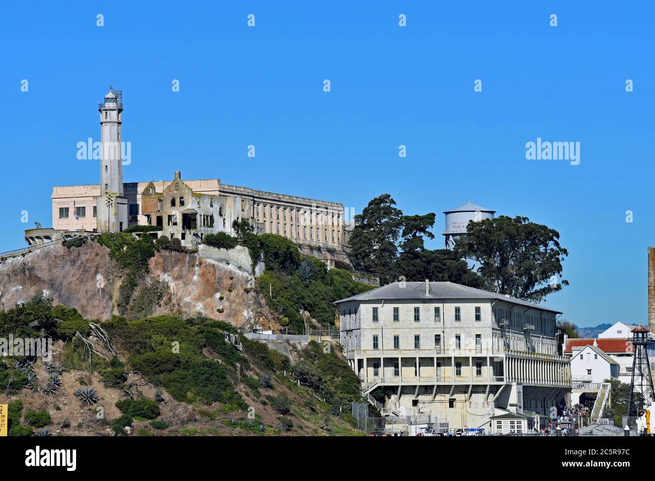 Photo de l'île d'Alcatraz depuis un bateau dans la baie de San Francisco. La maison de la cellée, le phare, la caserne et la tour d'eau sont visibles. San Francisco, Californie Banque D'Images