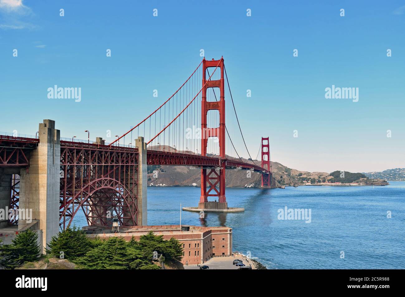 Vue depuis le Golden Gate Bridge Welcome Plaza en direction des Marin Headlands. Lieu historique national de fort point ci-dessous. San Francisco, Californie. Banque D'Images
