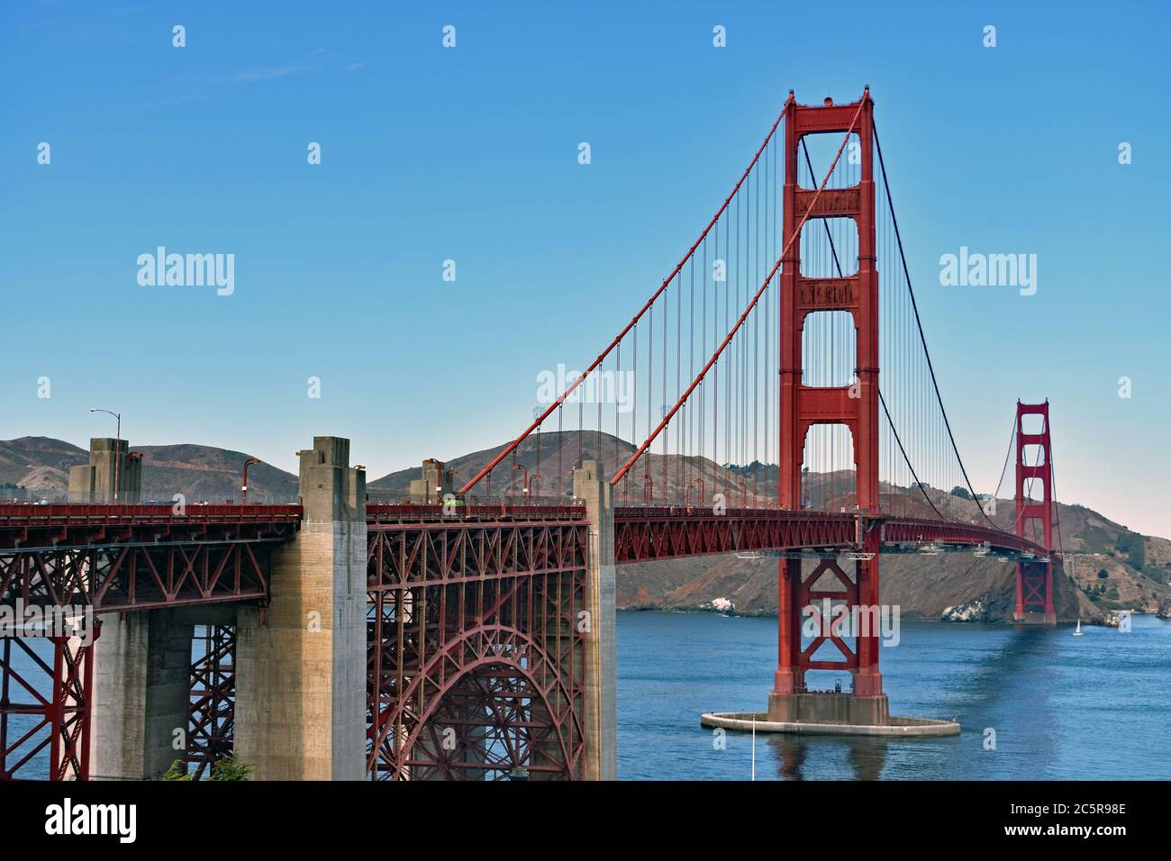 Vue depuis le Golden Gate Bridge Welcome Plaza en direction des Marin Headlands. San Francisco, Californie. Banque D'Images