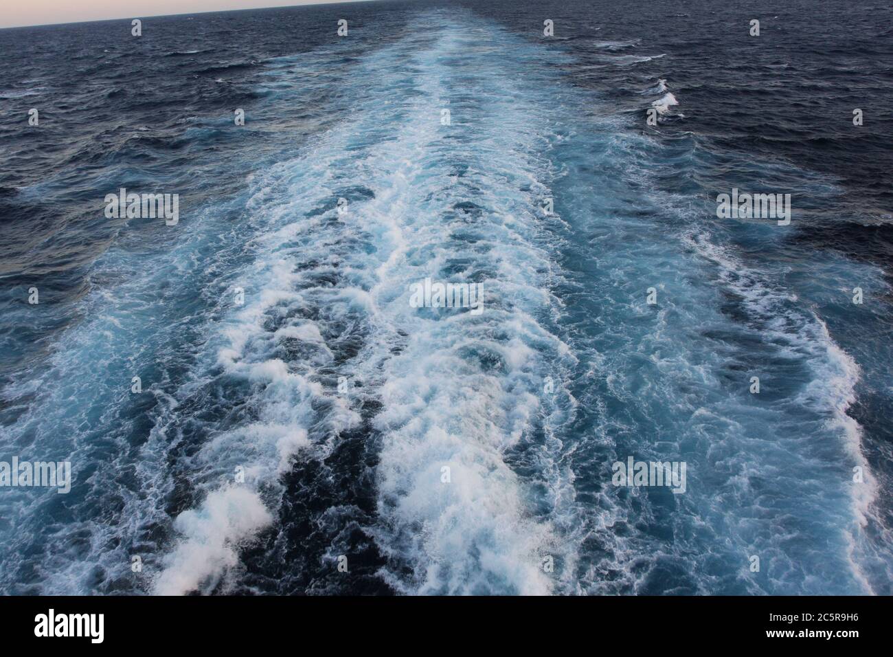 Magnifique crse regardant des vagues puissantes à l'arrière du navire à partir de puissants accessoires. Banque D'Images