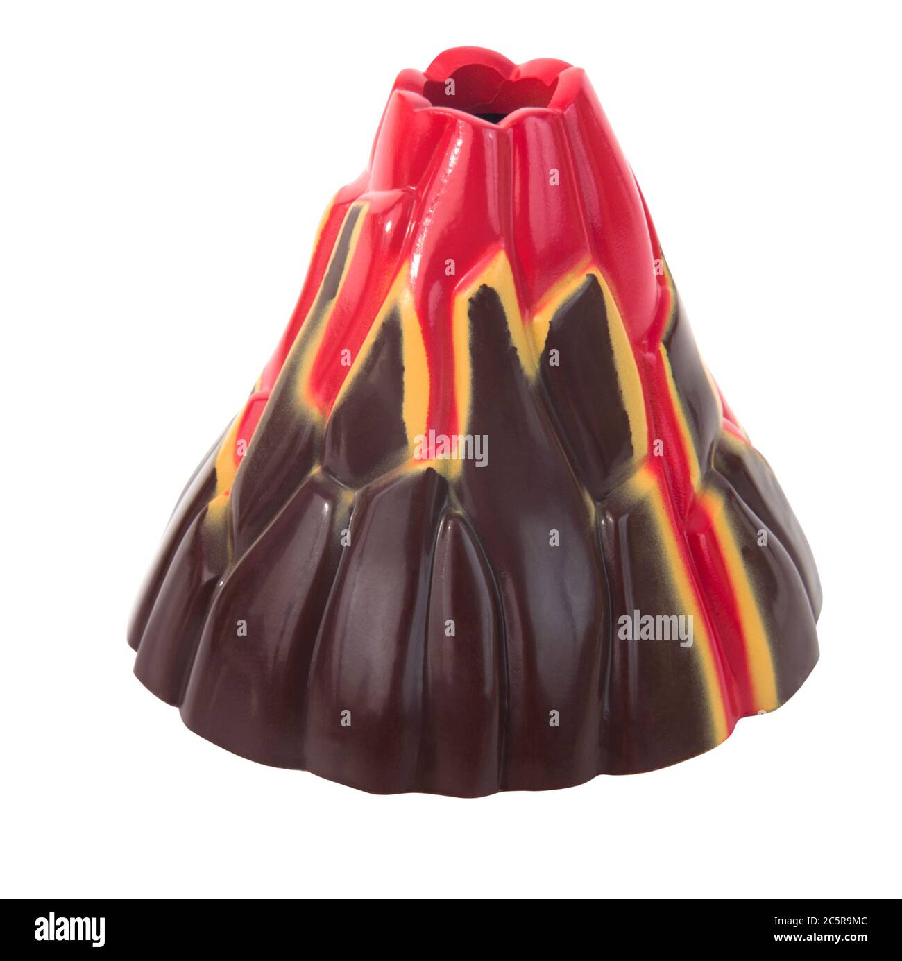 Volcan modèle avec lave et magma qui descend les pistes de montagne. Isolé. Banque D'Images