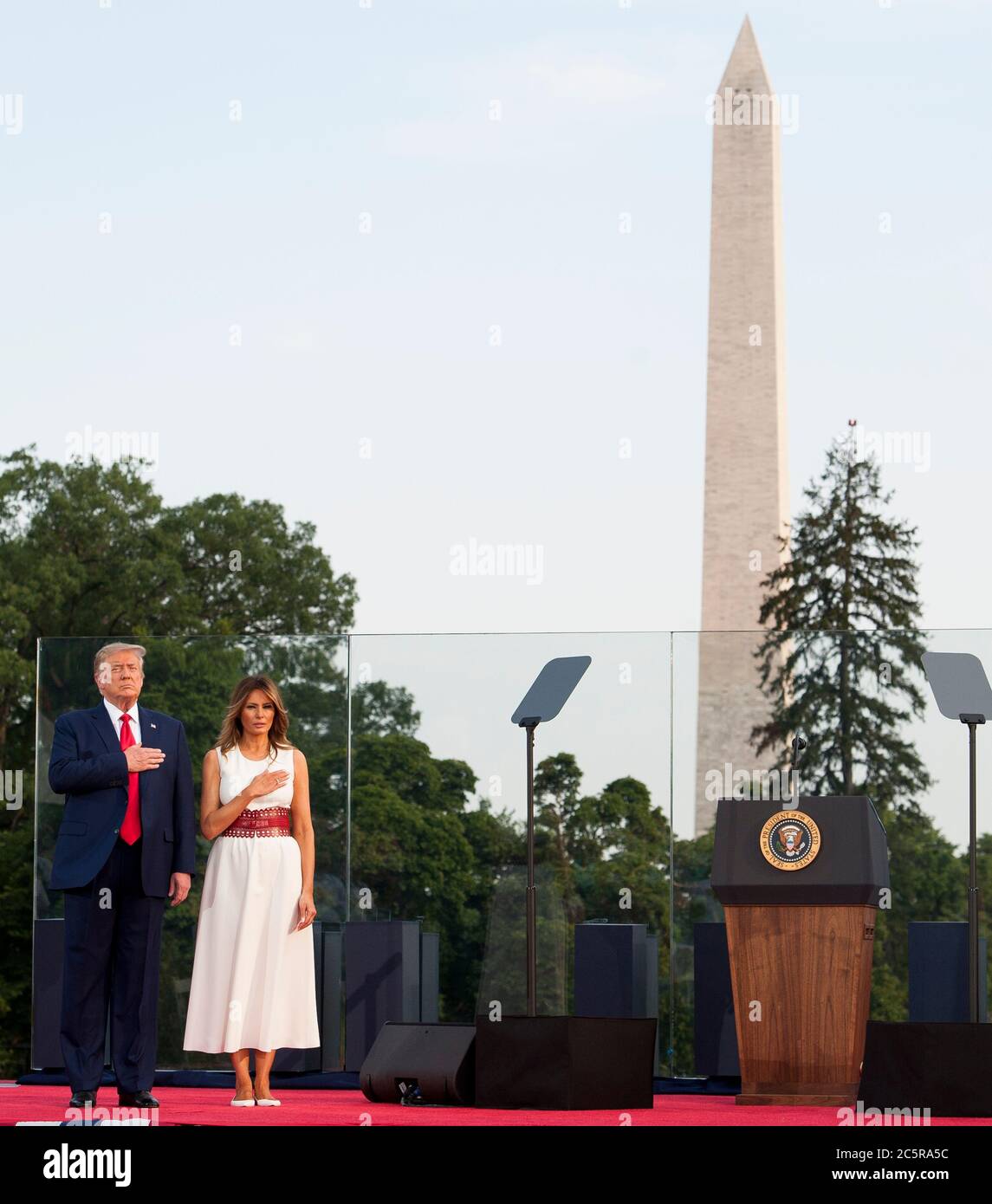 Le président Donald Trump et la première dame Melania Trump se tiennent pour l'hymne national alors qu'ils organisent leur événement « un discours en Amérique » à la Maison Blanche à Washington, DC., le samedi 4 juillet 2020. (Photo de Rod Lamkey Jr./SIPA USA) crédit: SIPA USA/Alay Live News Banque D'Images