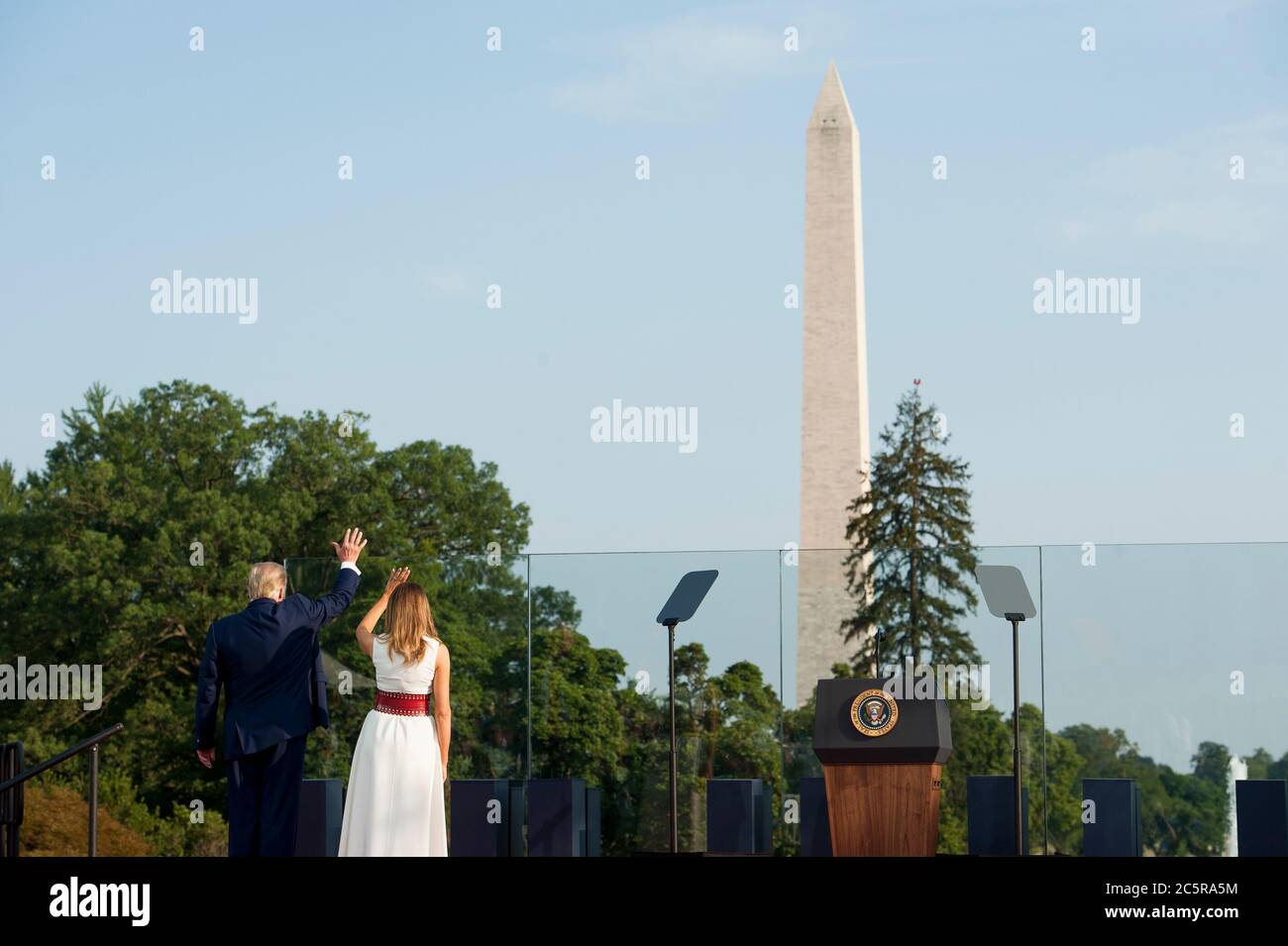 Le président Donald Trump et la première dame Melania Trump reconnaissent la foule en accueillant leur événement « chute aux États-Unis » à la Maison Blanche à Washington, DC., le samedi 4 juillet 2020. (Photo de Rod Lamkey Jr./SIPA USA) crédit: SIPA USA/Alay Live News Banque D'Images