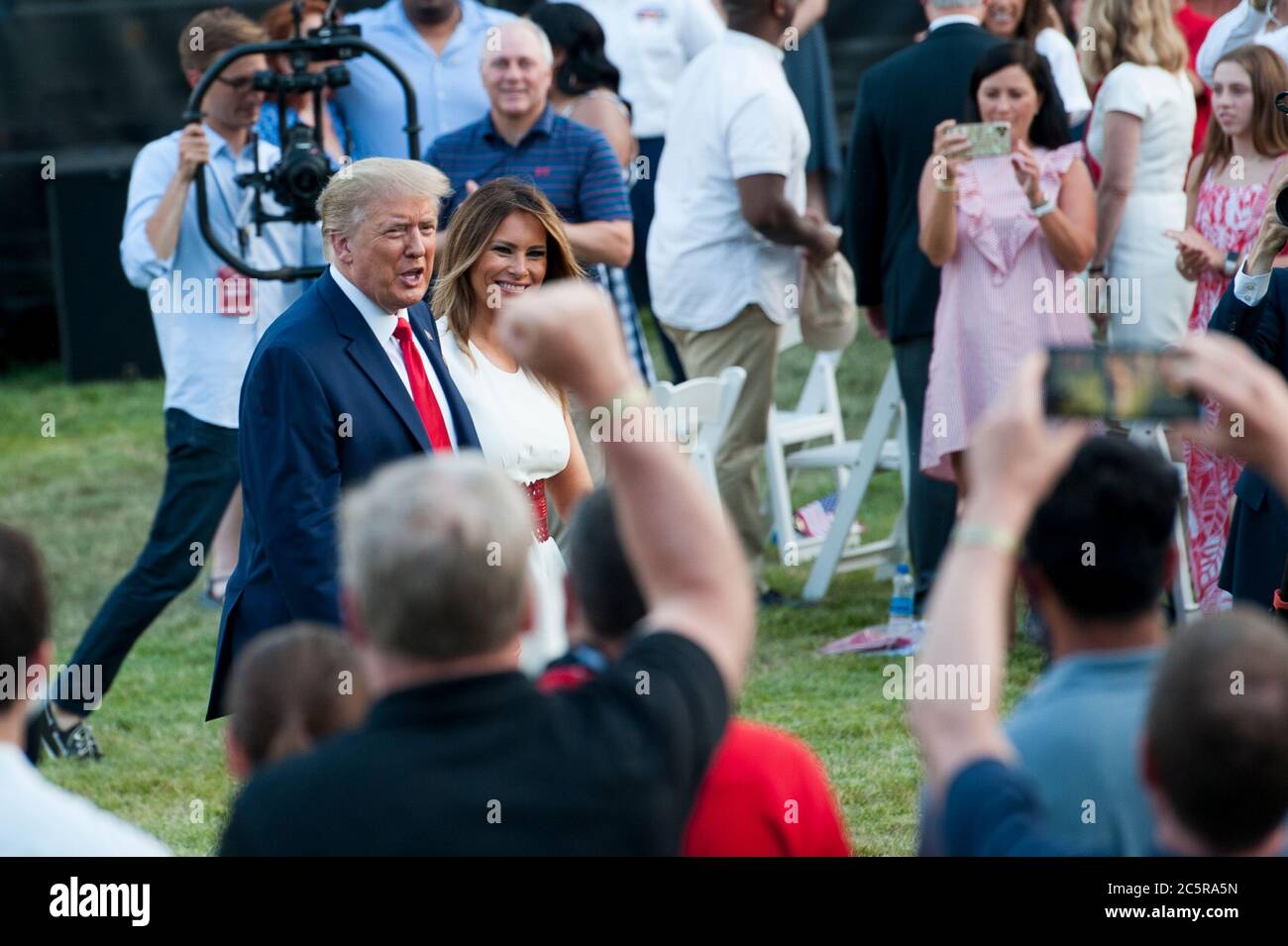 Le président Donald Trump et la première dame Melania Trump quittent l'établissement après avoir accueilli leur événement « chute aux États-Unis » à la Maison Blanche à Washington, DC., le samedi 4 juillet 2020. (Photo de Rod Lamkey Jr./SIPA USA) crédit: SIPA USA/Alay Live News Banque D'Images