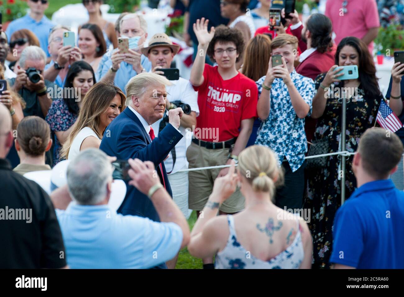 Le président Donald Trump et la première dame Melania Trump quittent l'établissement après avoir accueilli leur événement « chute aux États-Unis » à la Maison Blanche à Washington, DC., le samedi 4 juillet 2020. (Photo de Rod Lamkey Jr./SIPA USA) crédit: SIPA USA/Alay Live News Banque D'Images