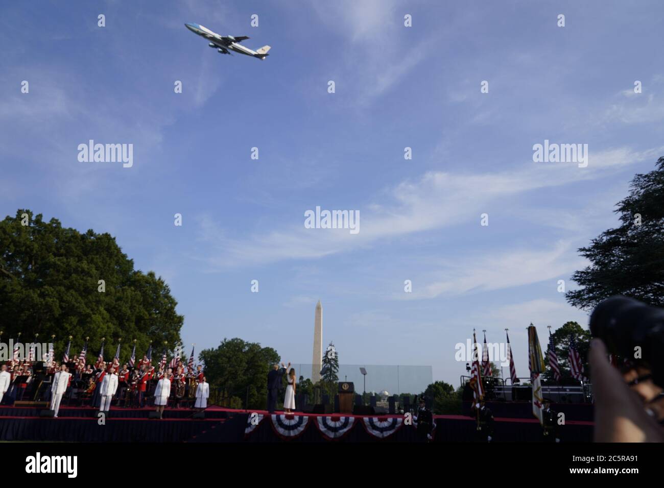 Le président des États-Unis Donald J. Trump et la première dame Melania Trump participent au Salute to America 2020 à la Maison Blanche à Washington, DC, le samedi 4 juillet 2020. Un des VC-25 qui fait partie de la flotte de la Force aérienne un est vu voler au-dessus.Credit: Chris Kleponis/Pool via CNP *** Légende locale *** BSMID5035751 | usage dans le monde entier Banque D'Images
