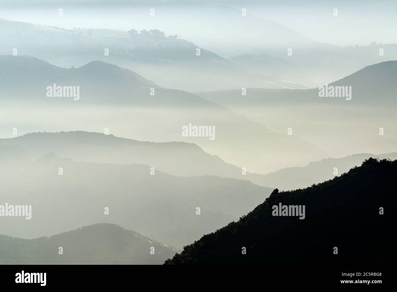 Montagnes brumeuses collines et canyons au nord de Chatsworth à Los Angeles, Californie. Banque D'Images