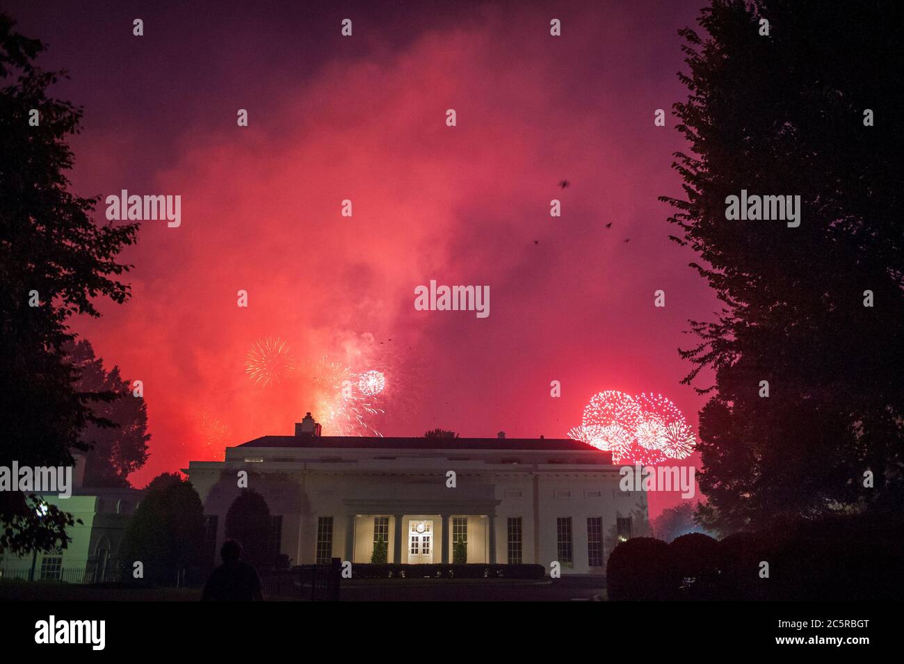 L'aile ouest de la Maison Blanche est vue sur fond de feux d'artifice à Washington, DC., le samedi 4 juillet 2020. (Photo de Rod Lamkey Jr./SIPA USA) crédit: SIPA USA/Alay Live News Banque D'Images