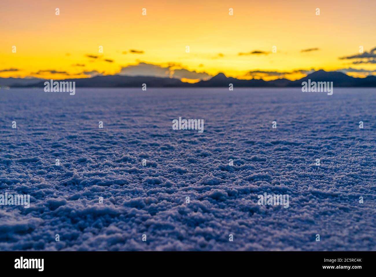 Bonneville Salt Flats coloré violet foncé twilight montagnes silhouette ouvert bas angle vue au niveau du sol après le coucher du soleil près de Salt Lake City, Utah avec Banque D'Images