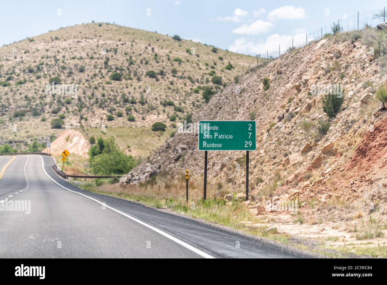Nouveau Mexique, États-Unis campagne route rurale vue depuis 380 autoroute avec paysage désertique et panneau pour Hondo, San Patricio et Ruidoso Banque D'Images